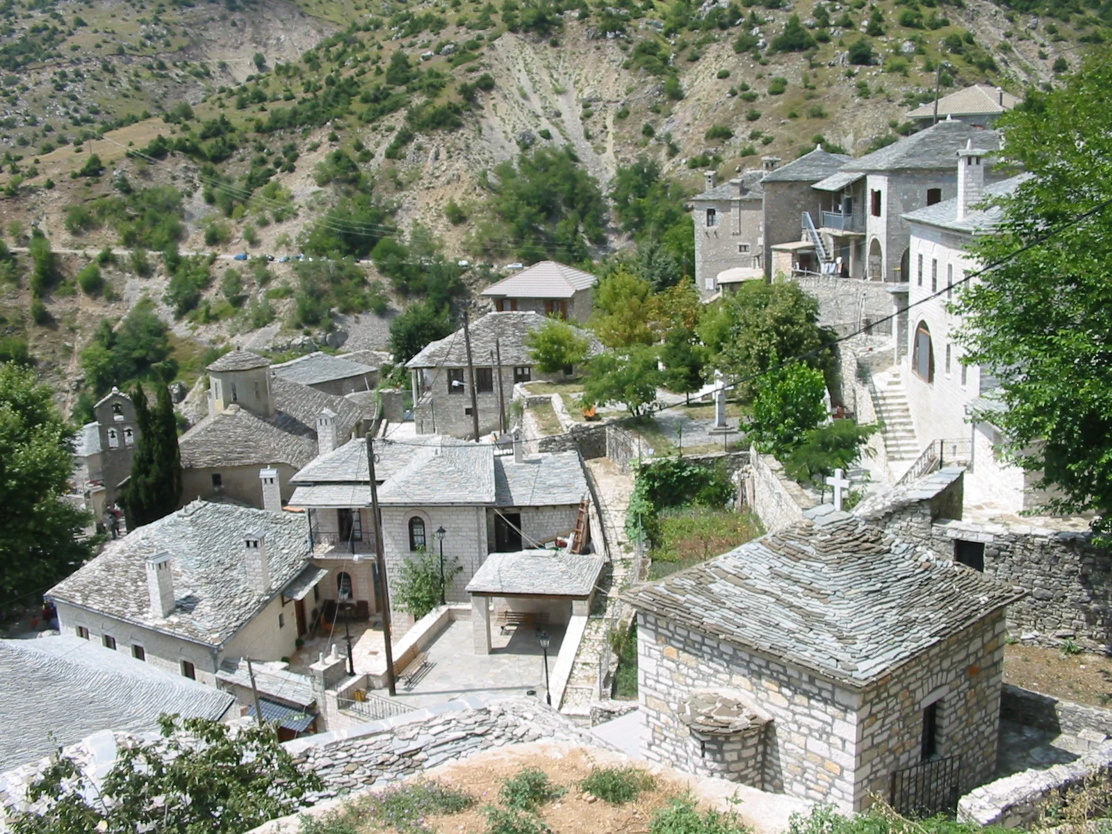 Πέτρινα σπίτια στο Συρράκο.