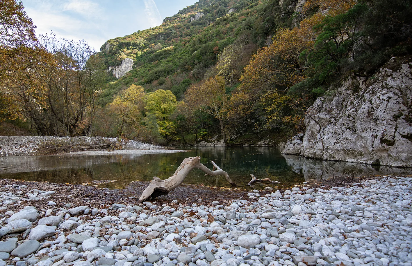 Ο Βοϊδομάτης ανάμεσα στα βράχια και την παρόχθια βλάστηση.