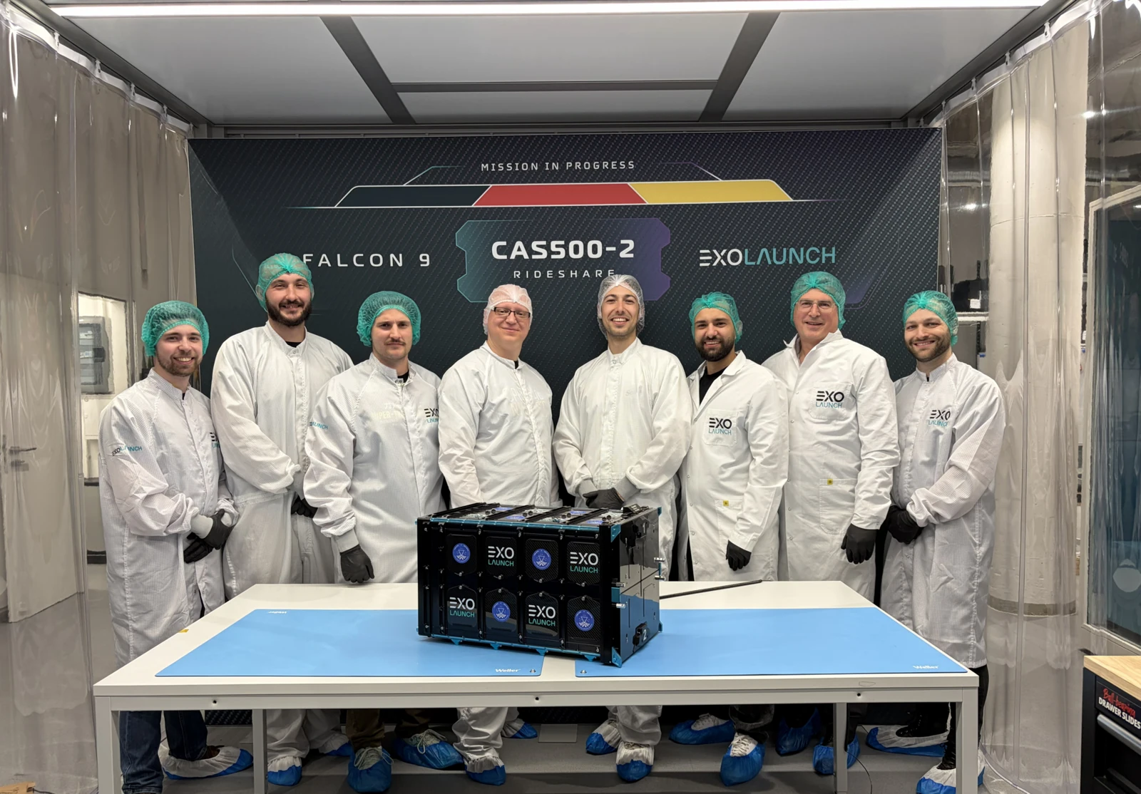 Η ομάδα με τους Hellenic Space Dawn CubeSats στο σύστημα ανάπτυξης Exolaunch πριν από την εκτόξευση