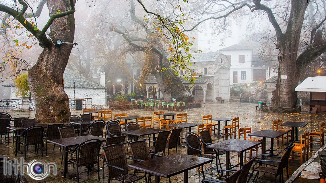 Η πλατεία της Μακρινίτσας σε ομίχλη